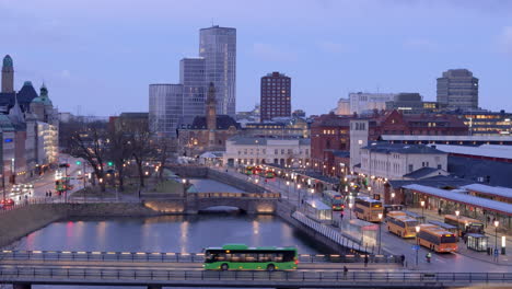 Dämmerungsluftbilder-Von-Bussen-Und-Verkehr-Rund-Um-Den-Beleuchteten-Hauptbahnhof-Von-Malmö