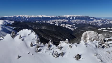 Schneebedeckte-Bucegi-Berge-Mit-Blick-Auf-Iezer-Papusa-Und-Piatra-Craiului,-Luftaufnahme-Bei-Tageslicht