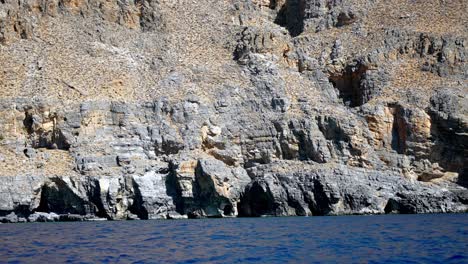 Toma-De-Un-Día-De-Grandes-Rocas-Costeras-Con-Interés-Geológico-En-Creta,-Paisaje-Cinematográfico-De-Grecia
