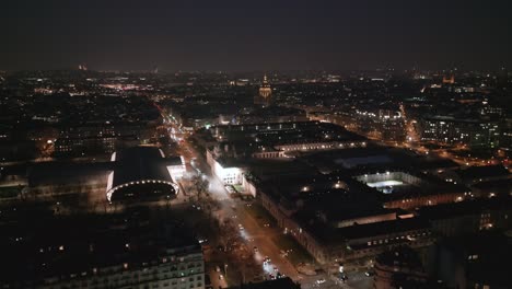 Paris-Bei-Nacht,-Frankreich.-Luftaufnahme-Von-Hinten