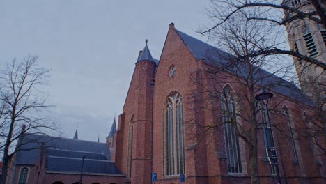 Traditionelles-Europäisches-Gebäude-Im-Holländischen-Stil-Mit-Einer-Kathedrale-Und-Einer-Kapelle-In-Den-Niederlanden-Mit-Authentischem-Kunstdesign-Und-Filmischer-Besichtigungstour-Mit-Weitwinkelansicht