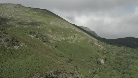 Hautes-Pyrénées-Berge-An-Einem-Sonnigen-Tag-Mit-Bewölktem-Himmel-Im-Hintergrund,-Frankreich