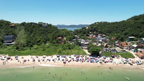 Drone-Desde-La-Playa-Mullet-En-La-Ciudad-De-Bombinhas-Santa-Catarina-Brasil---Praia-Da-Tainha