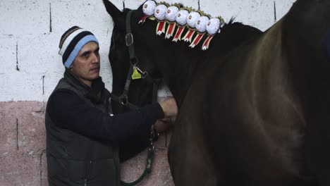 Mann-Srocke-Pferd-Bei-Su-Componidori-Reiten-Auf-Der-Sartiglia-Fest-Und-Parade,-Oristano-Karneval,-Sardinien,-Italien