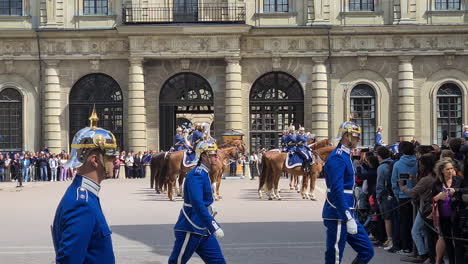 Estocolmo,-Suecia,-Ceremonia-De-Guardias-Reales-En-La-Plaza-Del-Desfile-En-El-Casco-Antiguo-Con-Una-Banda-Militar-A-Caballo-En-Un-Día-Soleado