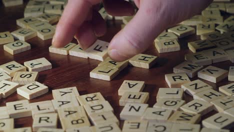 Los-Mosaicos-De-Letras-De-Crucigramas-De-Scrabble-Forman-Palabras-Planas-Y-Terrestres-En-La-Mesa