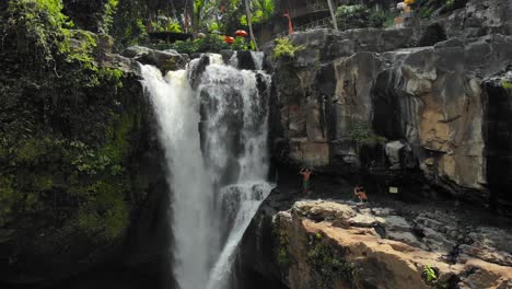 Cascada-De-Tegenungan-En-El-Bosque-En-Bali,-Indonesia---Disparo-En-órbita-De-Drones