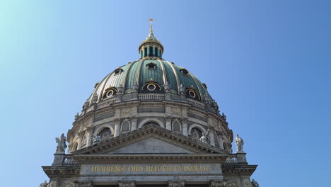 Kopenhagen,-Dänemark,-Außenansicht-Der-Frederikskirche,-Wahrzeichen-Der-Stadt-An-Einem-Sonnigen-Tag