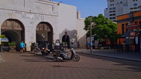 Statische-Aufnahme-Von-Gibraltar-Mit-Tagsüber-Geparkten-Motorrollern