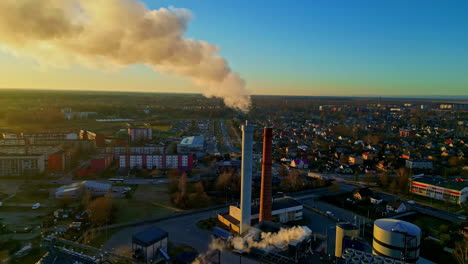 Rauch-Aus-Einem-Industrieschornstein-In-Der-Nähe-Eines-Wohngebiets