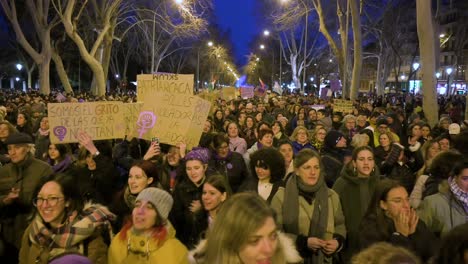 Tausende-Menschen-Marschieren-Während-Einer-Demonstration-Zum-Internationalen-Frauentag-Durch-Madrids-Straßen