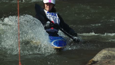 Primer-Plano-Del-Corredor-De-Kayak-De-Aguas-Bravas