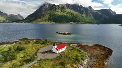 Austnesfjord,-Lofoten,-Noruega-Iglesia-Blanca-Con-Techo-Rojo-En-El-Fiordo-Con-Paisaje-De-Montaña