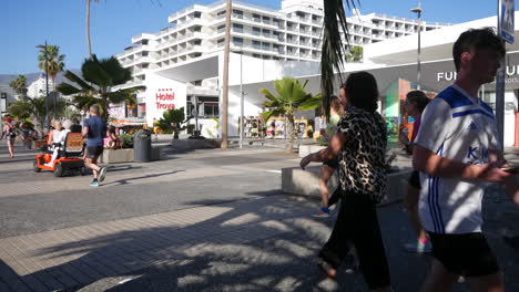 Turistas-Caminando-Corriendo-Y-En-Un-Scooter-De-Movilidad-En-Las-Américas-Tenerife