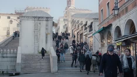 Venezianischer-Morgen-Auf-Der-Belebten-Rialtobrücke