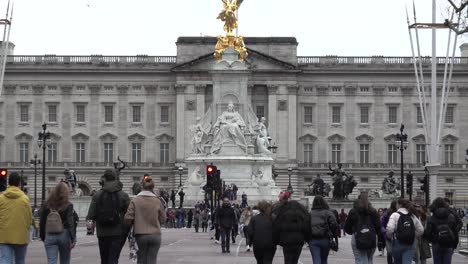 Toma-Panorámica-Que-Muestra-El-Victoria-Memorial-Frente-Al-Palacio-De-Buckingham,-Londres,-Reino-Unido.