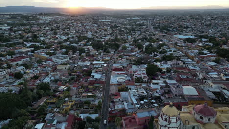 Drohne-überquert-Friedlich-Eine-Der-Hauptstraßen-über-San-Miguel-De-Allende,-Mexiko