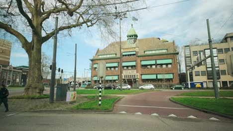 Plaza-Central-En-El-Corazón-Del-Centro-De-La-Ciudad-De-Arnhem-Holandés-Con-Un-Edificio-De-Oficinas-Histórico