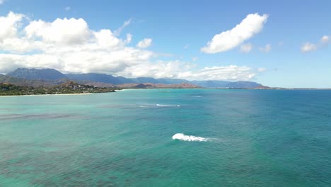 Wellen-Im-Meer-Mit-Blick-Auf-Die-Küste-In-Oahu,-Hawaii
