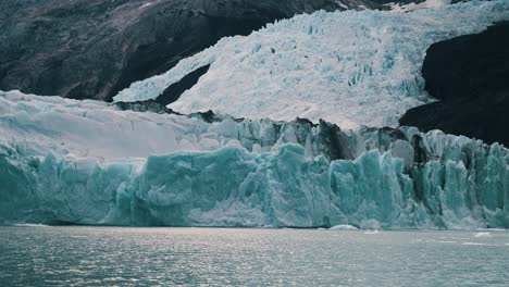 Enormes-Glaciares-Flotando-En-El-Lago-Argentino-Cerca-Del-Glaciar-Perito-Moreno,-Patagonia,-Argentina