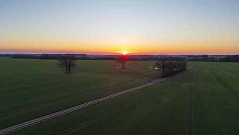 Ackerflächen-Und-Wachsende-Feldfrüchte-Bei-Sonnenuntergang---Luftbild-Hyperlapse