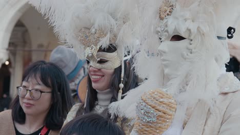 Besucher-Sind-Von-Der-Eleganz-Des-Karnevals-Begeistert-Und-Machen-Fotos-Mit-Dem-Maskenball-Duo,-Venedig