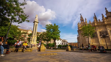 Timelapse-De-Turistas-Relajándose-En-La-Plaza-Del-Triunfo-En-Sevilla,-España