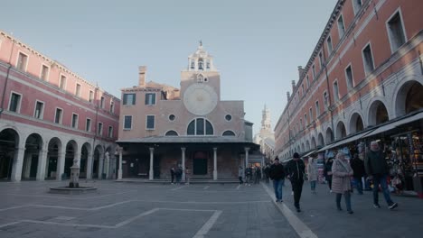 Bullicio-Matutino-A-La-Sombra-De-La-Antigua-Torre-Del-Reloj-De-Venecia