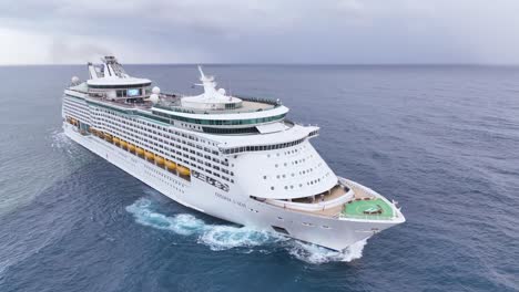 Navigieren-Des-Kreuzfahrtschiffs-Royal-Caribbean-Explorer-Of-The-Seas-Im-Offenen-Ozean