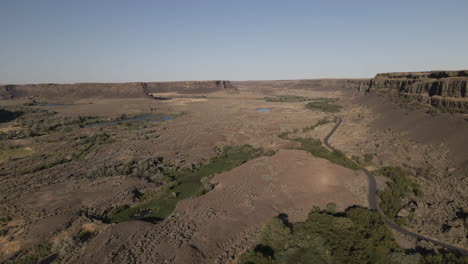 Toma-Aérea-De-Un-Dron-De-Las-Cataratas-Secas-De-Sun-Lake-En-El-Estado-De-Washington