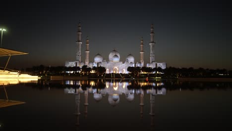 Reflexionsbecken-Der-Scheich-Zayid-Moschee-Bei-Nacht