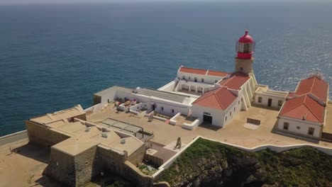 Luftaufnahme-Eines-Leuchtturms-In-Der-Algarve,-Im-Süden-Portugals-In-4K