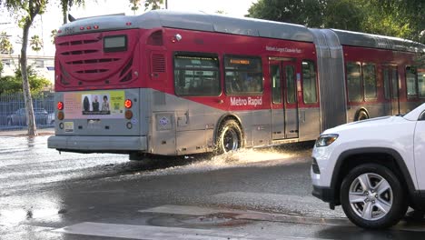 Verkehrsfluss-Auf-Der-Straße-In-West-Hollywood