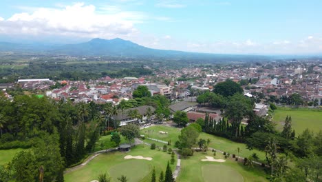 Vista-Aérea-De-Los-Atletas-De-Golf-Juegan-Al-Golf-En-El-Campo-De-Golf-En-El-Centro-De-La-Ciudad