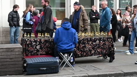 Selling-some-gold-outside-Camden-Market,-London,-United-Kingdom