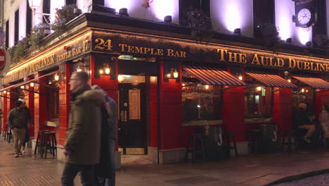 Gente-Caminando-Fuera-Del-Pub-Auld-Dubliner-Por-La-Noche-En-Temple-Bar-Street-En-Dublín,-Irlanda