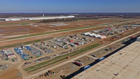 Imágenes-De-Drones-De-Suministros-Estacionados-En-La-Ciudad-Blueoval-De-Ford-En-Stanton,-Tennessee