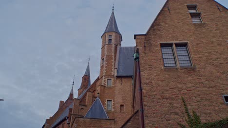 Traditionelles-Europäisches,-Holländisches-Burggebäude-Im-Holländischen-Stil-Mit-Authentischem-Kunstdesign-Und-Filmischer-Besichtigungstour