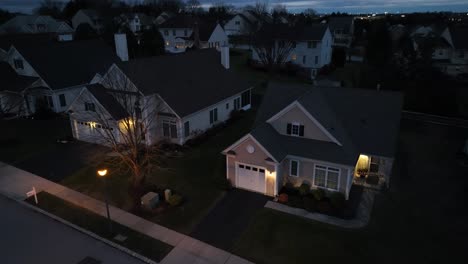 Casa-Oscura-En-El-Barrio-Americano-Por-La-Noche.