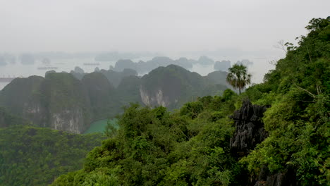 Vista-Aérea-Panorámica-Sobrevolando-La-Pintoresca-Bahía-De-Ha-Long,-Vietnam