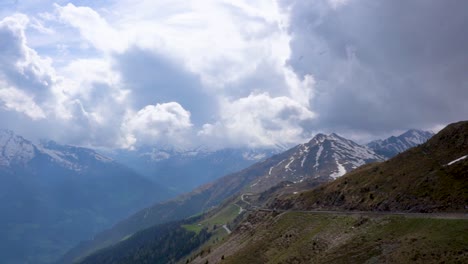 Timelapse-De-Nubes-Errantes-Sobre-Montañas-En-Tirol