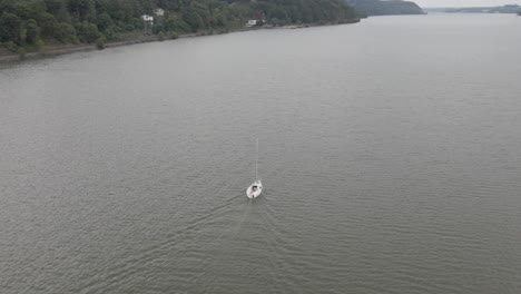 Segelboot-Luftaufnahme-Beim-Segeln-Auf-Dem-Hudson-River,-New-York