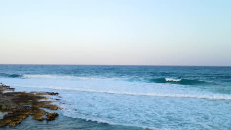 Vista-Tranquila-De-Las-Olas-Del-Mar-En-Una-Puesta-De-Sol