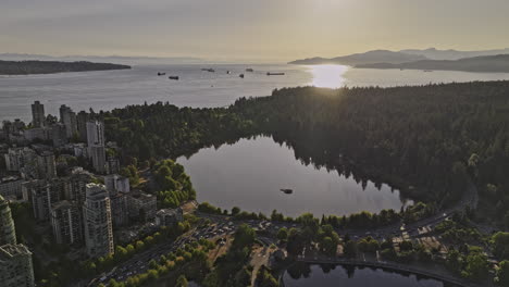 Vancouver,-BC,-Kanada,-Luftaufnahme-Einer-V49-Drohne-über-Einem-Wohnviertel-Im-West-End,-Mit-Aufnahmen-Von-Stanley-Park,-Lost-Lagoon-Und-Der-Sonne,-Die-Sich-In-Der-English-Bay-Spiegelt-–-Aufgenommen-Mit-Mavic-3-Pro-Cine-–-Juli-2023