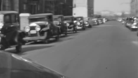 Vista-De-Las-Calles-De-La-Ciudad-Desde-El-Interior-De-Un-Buick-Mclaughin-Serie-60-De-1935-En-La-Década-De-1930