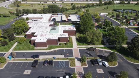 Woodhaven-City-Hall-Gebäude-Im-Luftbild-An-Einem-Sonnigen-Sommertag