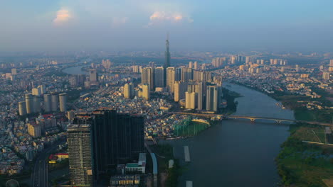 Goldene-Stunde-Luftaufnahme-über-Ho-Chi-Minh-Stadt,-Vietnam