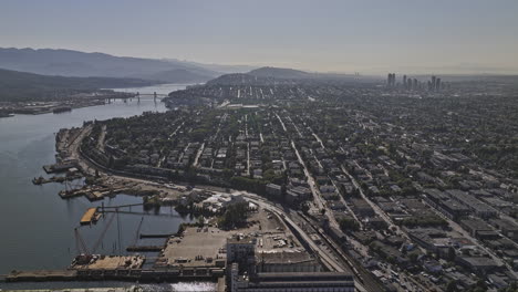 Vancouver-Bc-Canadá-Antena-V91-Drone-Sobrevuelo-Del-área-Industrial-Frente-Al-Mar-Que-Captura-Vistas-Del-Puerto-Y-El-Paisaje-Urbano-Del-Barrio-De-Hastings-sunrise-Y-La-Ciudad-De-Burnaby---Filmado-Con-Mavic-3-Pro-Cine---Julio-De-2023