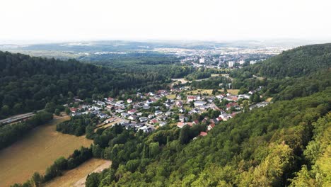 Aéreo:-Embárquese-En-Un-Viaje-Aéreo-A-Través-De-Los-Verdes-Bosques-Y-Las-Encantadoras-Ciudades-Pequeñas-Del-Sarre,-Alemania,-Mientras-Las-Imágenes-Tomadas-Con-Drones-Revelan-La-Serena-Belleza-De-La-Región-Desde-Arriba