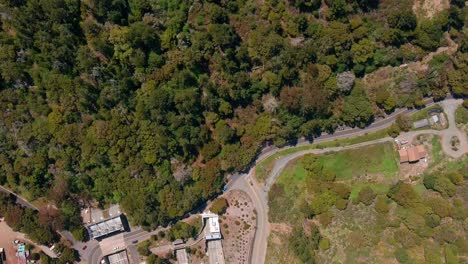 Aerial-Revealing-Shot-Of-Houses-On-Forested-Hill-Above-Caldecott-Tunnel-In-Oakland,-California